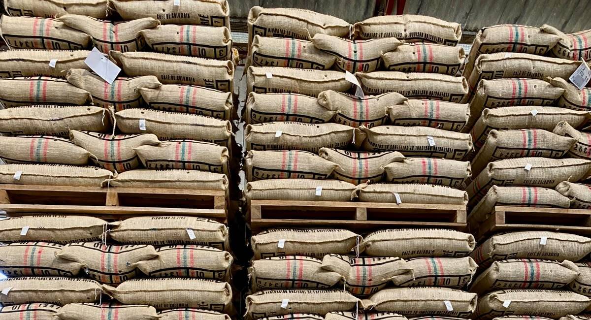 Sacos de café verde en almendra, listos para despacho